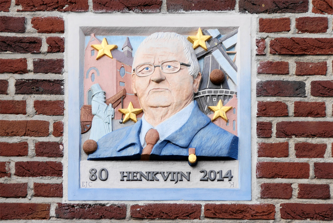 10, Molen 10693 De Adriaan (Haarlem), Boukje van Leijen (22-1-2017)In 2014 geplaatste gevelsteen ter ere van Henk Vijn die zich heeft ingezet voor de herbouw van de molen. | Database Nederlandse molens