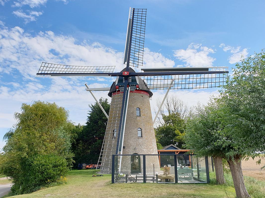2, Molen 03543 Landzigt (Wissenkerke), Marc Polderman (22-7-2020)De molen staat er netjes bij na een flinke schilderbeurt.  | Database Nederlandse molens