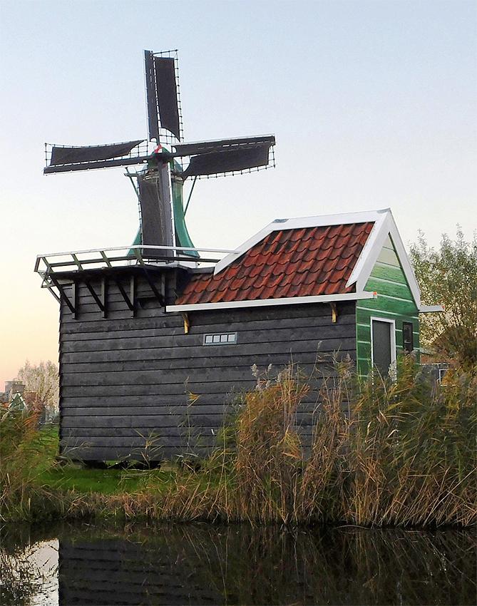 5, Molen 10256 De Windhond (Zaandam), Piet Glasbergen (15-11-2018)De schuur is ondertussen herbouwd naar historische foto's (zie Geschiedenis). | Database Nederlandse molens