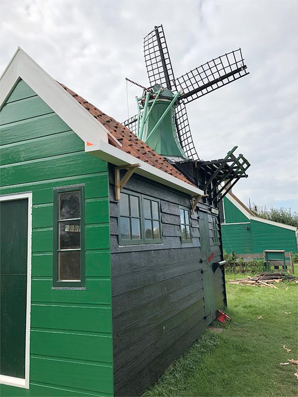 3, Molen 10256 De Windhond (Zaandam), Joris Zandbergen (31-8-2018)De schuur is ondertussen herbouwd naar historische foto's (zie Geschiedenis). | Database Nederlandse molens