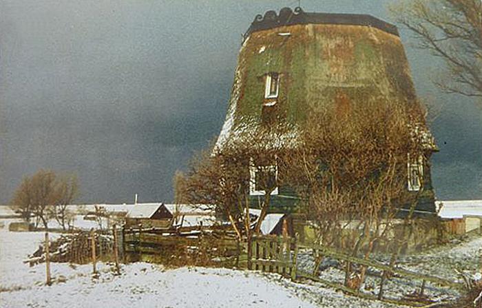 10, Molen 01156 c Etersheimer Braakmolen (Oosthuizen), De molen zoals deze er jaren bijstond, zij het nog niet eens zo scheef. Bemerk de omgekeerde baard bovenop het achtkant.  | Database Nederlandse molens