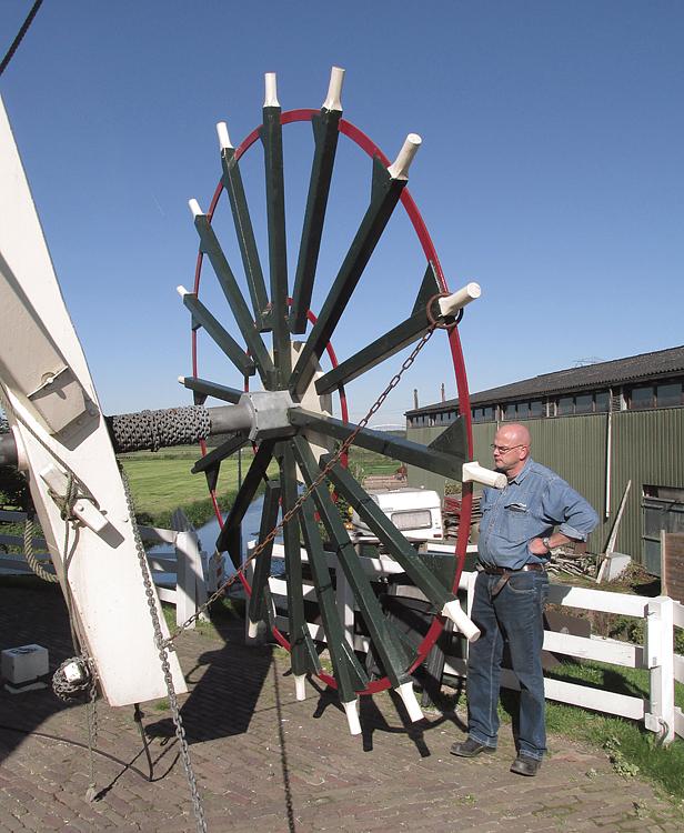 8, Molen 00282 Gemeenschapsmolen (Amsterdam), Molenaar Gerard Griffioen bij het kruirad.  Piet Glasbergen (28-9-2013). | Database Nederlandse molens