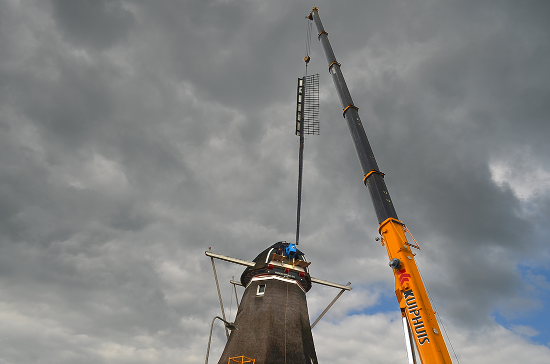 8, Molen 02680 Borgelinkmolen (Denekamp), Ben Heinink (6-7-2016). Het strijken van de roeden voor onderhoud. | Database Nederlandse molens
