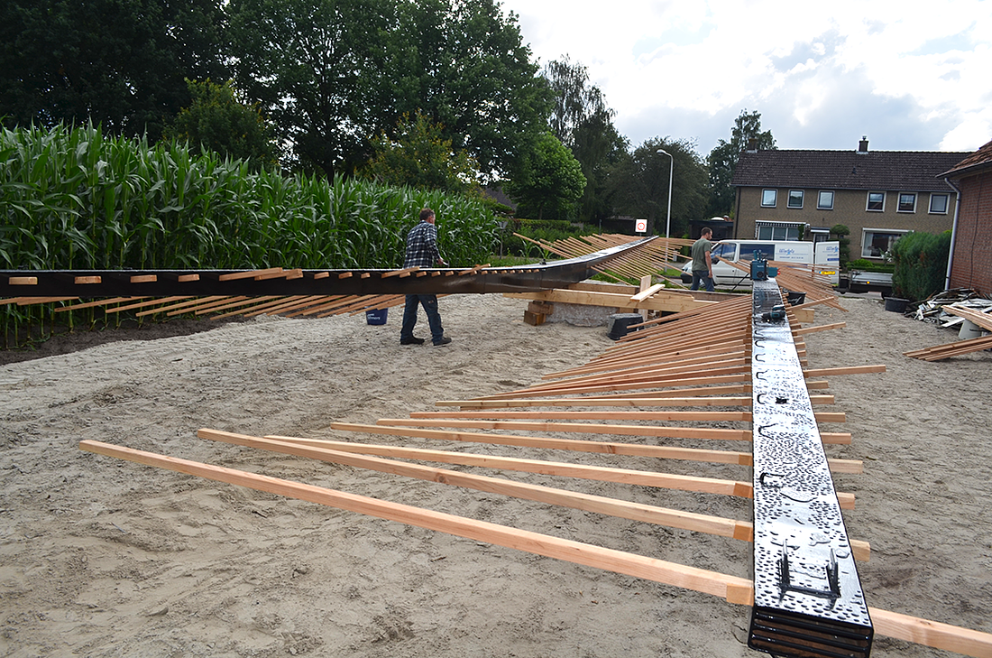 9, Molen 02680 Borgelinkmolen (Denekamp), De roeden zijn geheel schoongemaakt, geschuurd en in de grondlak gezet. Daarna heeft het aflakken plaatsgevonden.Ben Heinink (15-7-2016). | Database Nederlandse molens