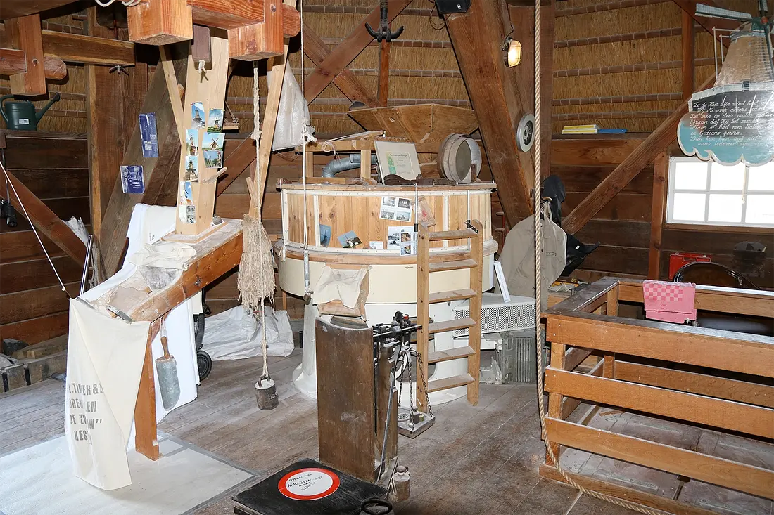 9, Molen 10002 De Zwaluw (Kesteren), Ronald Bakker (14-5-2022)Maalzolder met door motor aangedreven steenkoppel. | Database Nederlandse molens