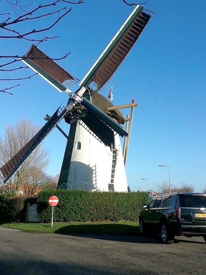 4, Molen 01906 (Naamloos) (Rockanje),  Jaap 't Mannetje (4-12-2015)De molen na de botsing met een vrachtauto, 4 december 2015. Een stuk voorzoom hangt aan het deels gescheurde zeil.  | Database Nederlandse molens