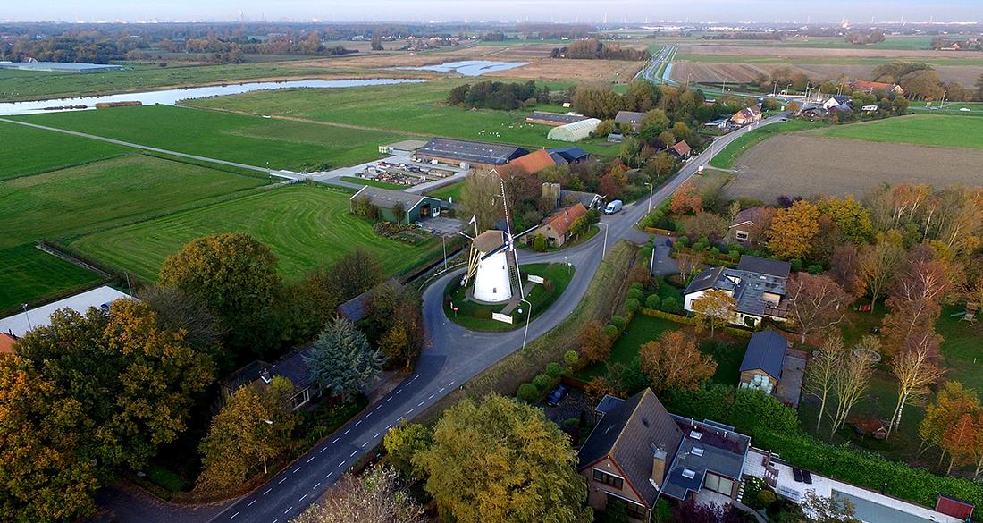2, Molen 01906 (Naamloos) (Rockanje), Jan Maasdam (3-11-2015)Duidelijk blijkt uit deze foto, dat deze molen en het moderne verkeer niet goed bij elkaar passen.  | Database Nederlandse molens