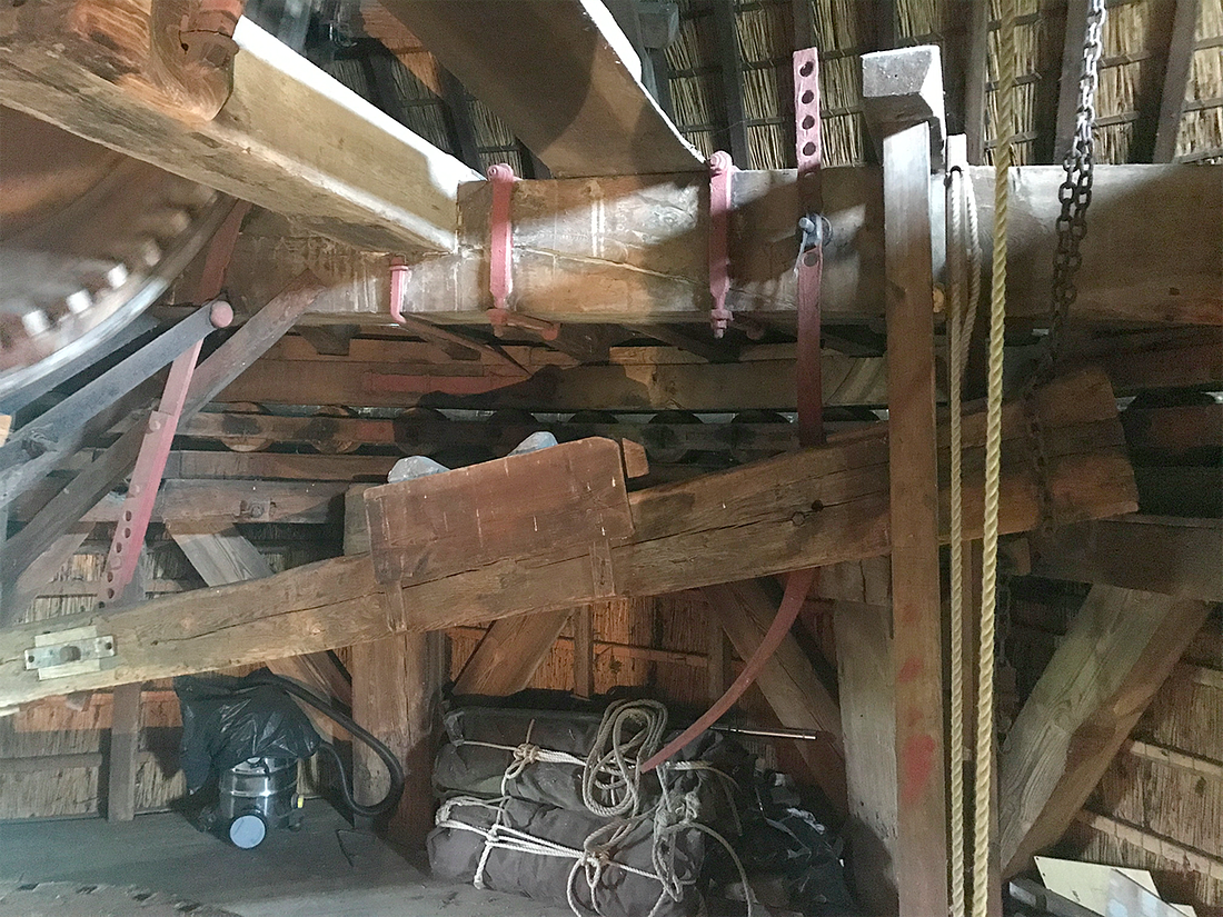 11, Molen 01768 De Valk (Berkel en Rodenrijs), Toby de Kok (10-8-2017)De vangbalk en kneppel (plus een stel nieuwe zeilen). Het voeghout heeft een flinke las, die met stroppen bij elkaar wordt gehouden. | Database Nederlandse molens