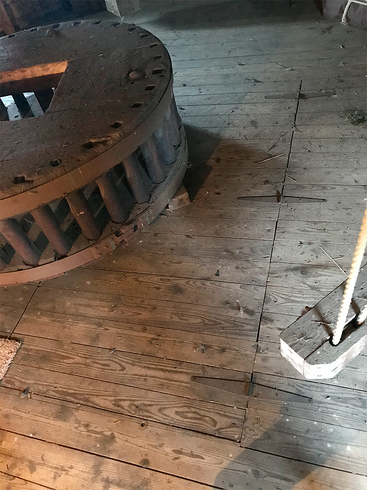 12, Molen 01768 De Valk (Berkel en Rodenrijs), Toby de Kok (10-8-2017)Oude bovenschijfloop. Bemerk de scharnierende vloerdelen. | Database Nederlandse molens