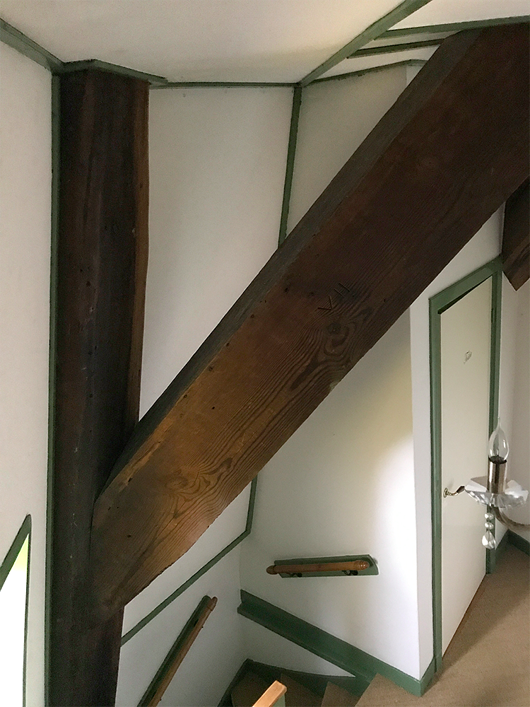 14, Molen 01768 De Valk (Berkel en Rodenrijs), Toby de Kok (10-8-2017)Een van de achtkantstijlen met een korbeel. | Database Nederlandse molens