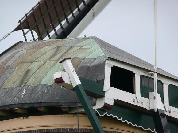 9, Molen 05152 Veendermolen (Roelofarendsveen), Op deze foto valt de kapbedekking van koperen platen goed op!  Gerard Barendse (2007). | Database Nederlandse molens
