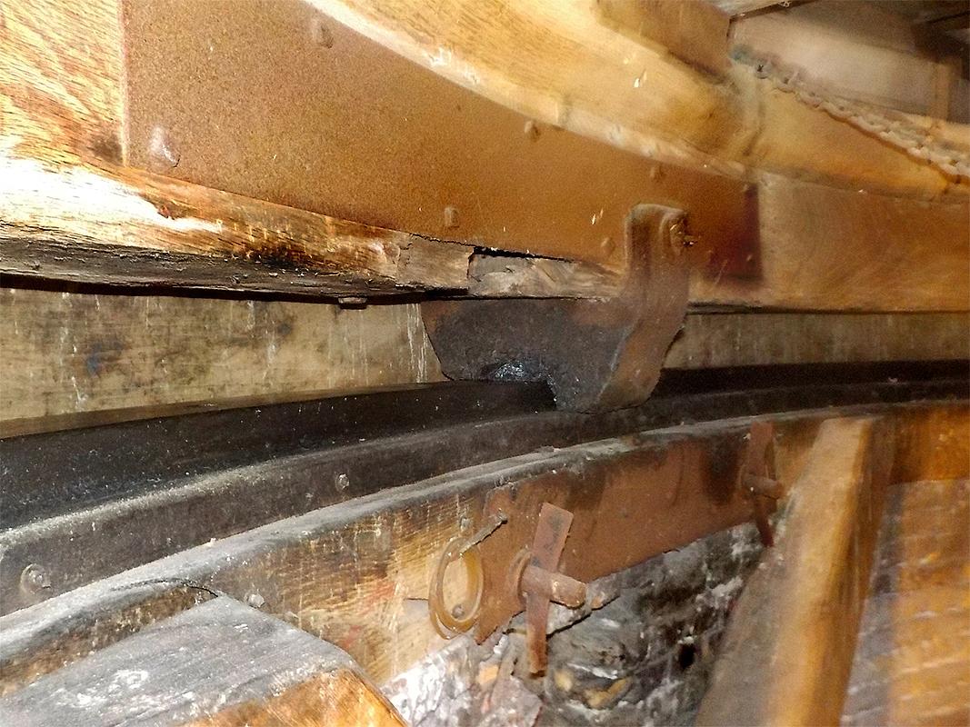 11, Molen 03611 De Zandweg (Rotterdam), Philip Pijnnaken (29-10-2020)Hij schrijft: Bijzonder ijzeren neuten schuifkruiwerk. Tijdens inspectie werk aan de molen vastgelegd. Zelf niet eerder zo'n constructie gezien.  IJzeren neuten, gemonteerd aan de overring, schuiven op en langs een stalen rail bevestigd aan de kruivloer. | Database Nederlandse molens