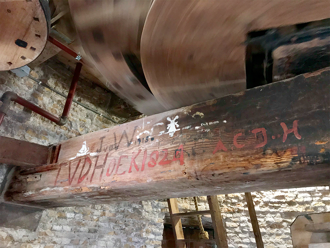 11, Molen 01532 De Hoop (Rozenburg), Toby de Kok (17-3-2018)Oude 'grafitti' op de draagbalk op de steenzolder. | Database Nederlandse molens