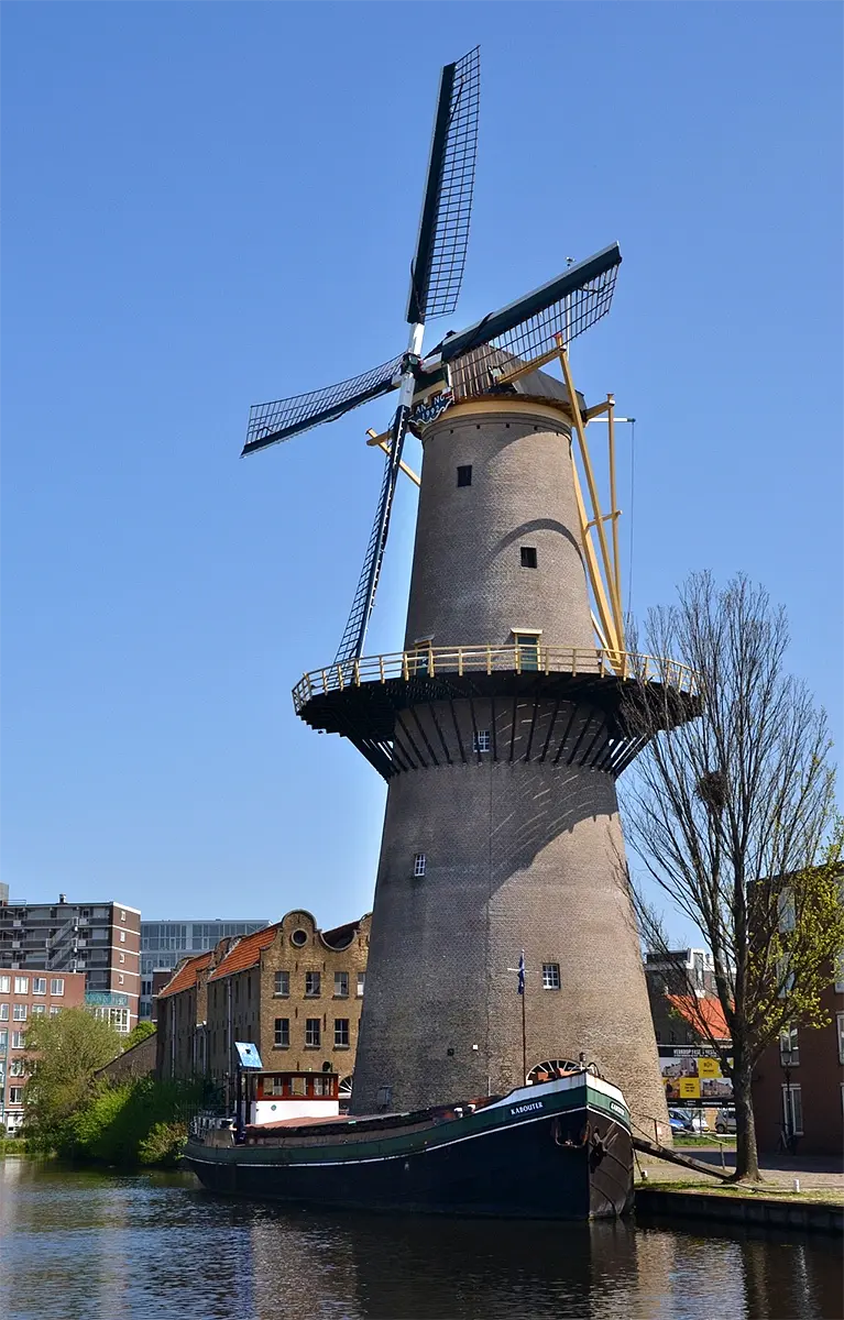 3, Molen 12213 De Palmboom (Schiedam), Rob Pols (28-4-2022)De molen met zijn nieuwe wiekenkruis (zie tekst). De zeeg in het hekwerk van de wieken is behoorlijk dieper dan die van het oude gevlucht. | Database Nederlandse molens