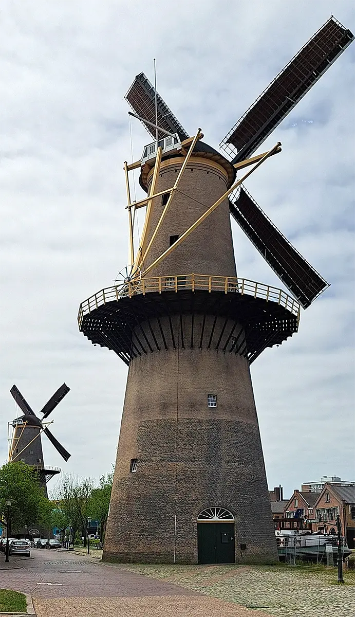 2, Molen 12213 De Palmboom (Schiedam), Tygo Speelmeijer (10-7-2022)Molen de Noord en de Palmboom allebei draaiend met zeilen. | Database Nederlandse molens