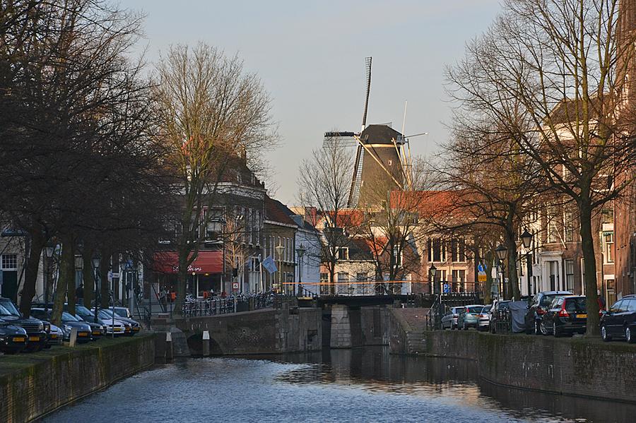 2, Molen 01174 De Noord (Schiedam), Rob Pols (12-1-2014)De Schiedamse molens domineren het stadsbeeld, hier aan de Lange Haven.  | Database Nederlandse molens