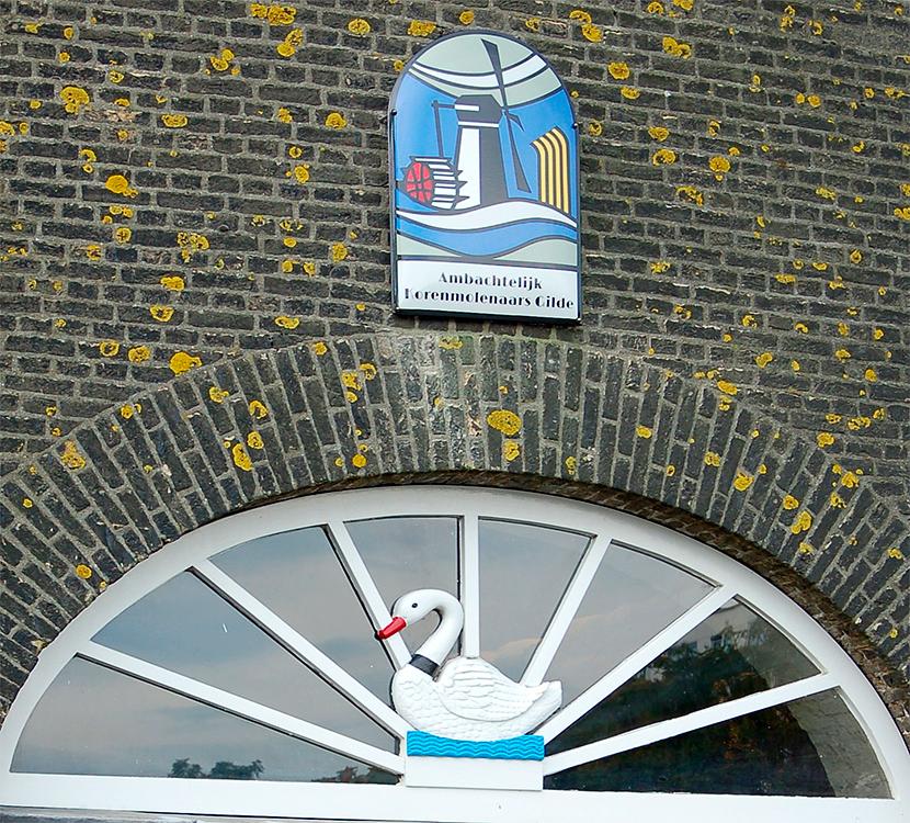 6, Molen 01173 De Vrijheid (Schiedam), Theo de Rooij (17-9-2015)&nbsp;De onthulling van het nieuwe AKG schild. Sinds 2015 is de molen, daar waar het AKG ooit begon, weer lid. | Database Nederlandse molens