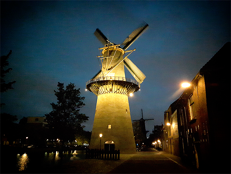 8, Molen 01173 De Vrijheid (Schiedam), Theo de Rooij (17-11-2016)Na de laatste restauratie is de molen weer voorzien van LED-verlichting waarmee de molen 's avonds aangelicht wordt.  | Database Nederlandse molens