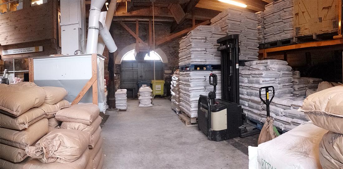9, Molen 01173 De Vrijheid (Schiedam), Theo de Rooij (30-10-2015). De molen weer in vol bedrijf! | Database Nederlandse molens