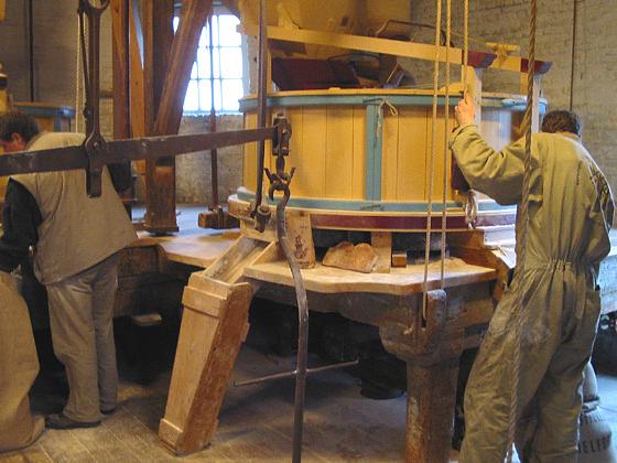 11, Molen 01173 De Vrijheid (Schiedam), Rob Pols (13-2-2005)Malend met twee koppel.  | Database Nederlandse molens