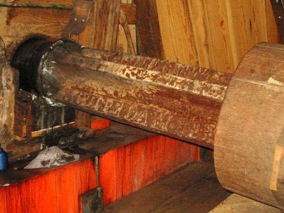 13, Molen 01173 De Vrijheid (Schiedam), Rob Pols (25-4-2004)Het voorste gedeelte van de befaamde Nolet-bovenas.  | Database Nederlandse molens