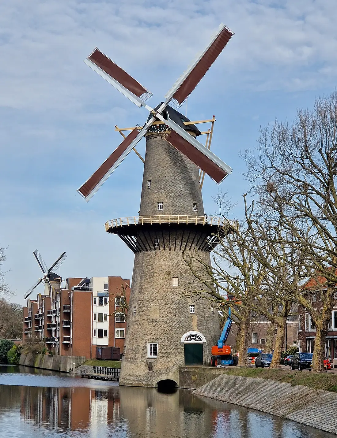Molen 01171 De Walvisch (Schiedam), Theo de Rooij (17-3-2023)De molen met zijn geheel vernieuwde wiekenkruis, met wieksysteem Van Bussel met automatische neusremkleppen. | Database Nederlandse molens