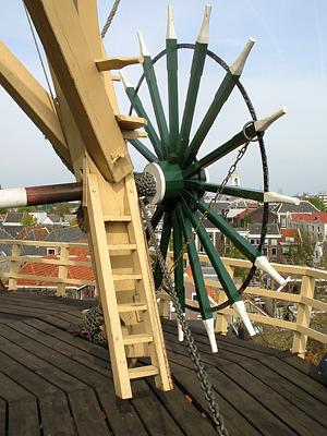 5, Molen 01171 De Walvisch (Schiedam), De voor een Schiedamse molen nogal vreemde hoge kruibank. Rob Pols (2004).  | Database Nederlandse molens