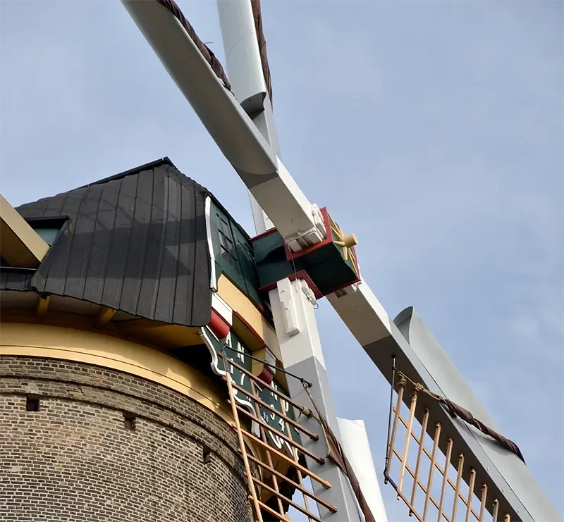 6, Molen 01171 De Walvisch (Schiedam), Rob Pols (17-03-2023)Detail van de nieuwe roeden met het Van Bussel-wieksysteem. De roeden zijn niet langer zwart, maar grijs geschilderd.  | Database Nederlandse molens