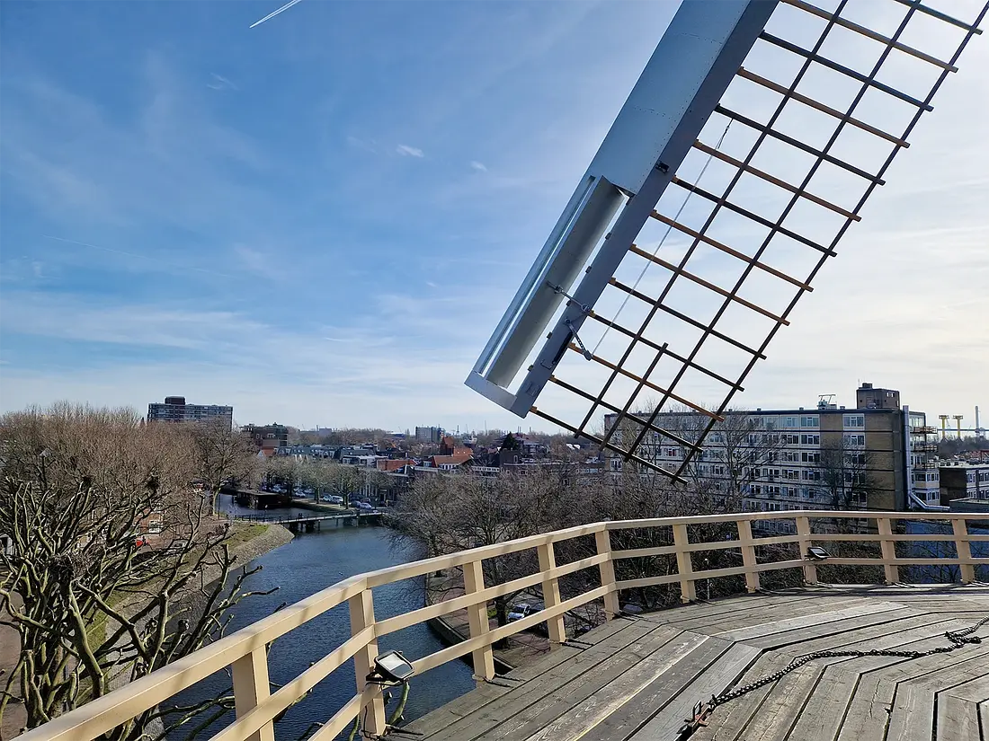 7, Molen 01171 De Walvisch (Schiedam), Theo de Rooij (16-3-2023)De molen met het nieuwe wiekenkruis en weer voorzien van Busselneuzen. Hier is goed de werking van de neusremklep te zien. | Database Nederlandse molens