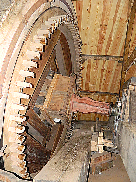9, Molen 01171 De Walvisch (Schiedam), De toepassing van een korte bovenas heeft als gevolg dat pen- en ijzerbalk vlakbij elkaar gelegen zijn.  Vincent Mepschen (16-11-2013) | Database Nederlandse molens
