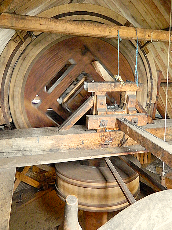 12, Molen 01171 De Walvisch (Schiedam), Vincent Mepschen (16-11-2013). De karakteristieke constructie van een korte bovenas met een penstoel op de penbalk.   | Database Nederlandse molens