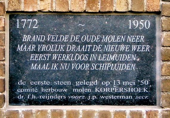 10, Molen 06490 De Korpershoek (Schipluiden), De vernieuwde gevelsteen (zie tekst).  Teun v/d Sloot (oktober 2005). | Database Nederlandse molens