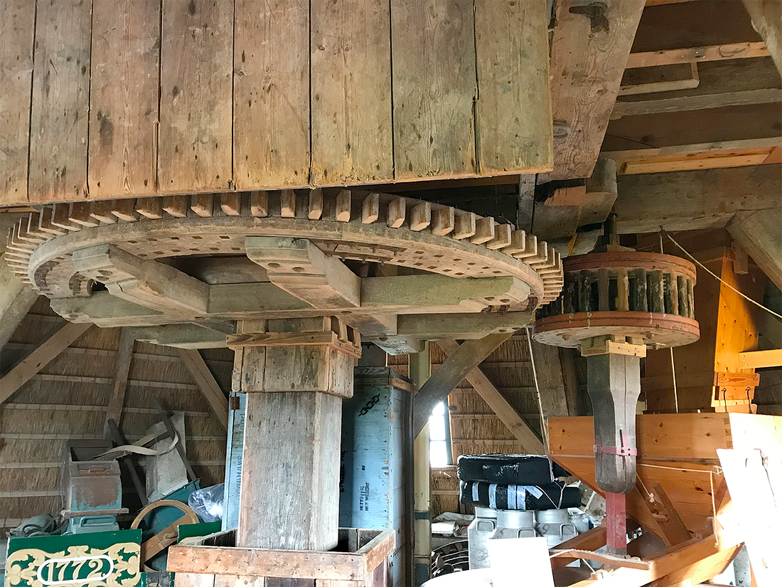 11, Molen 06490 De Korpershoek (Schipluiden), Toby de Kok (1-8-2017)De koningspil met het spoorwiel en het steenschijfloop. Bijzonder voor deze streek is dat de koningspil doorloopt tot aan de steenzolder. | Database Nederlandse molens