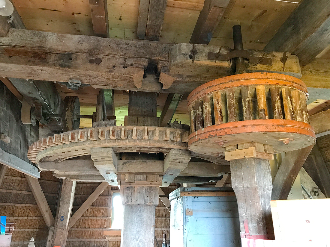 12, Molen 06490 De Korpershoek (Schipluiden), Toby de Kok (1-8-2017)Het spoorwiel en het steenschijfloop. | Database Nederlandse molens