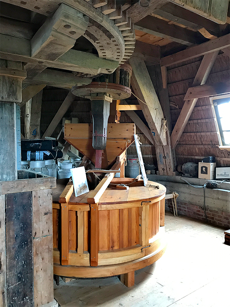 13, Molen 06490 De Korpershoek (Schipluiden), Toby de Kok (1-8-2017)Het koppel maalstenen. | Database Nederlandse molens