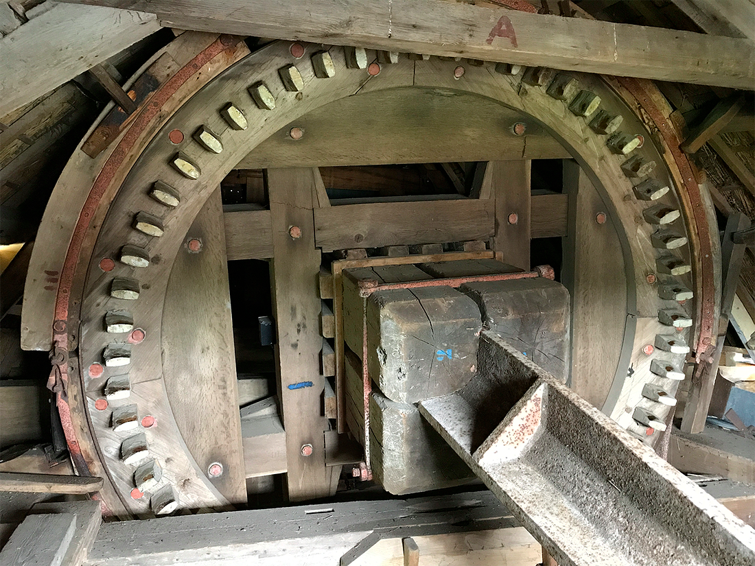 14, Molen 06490 De Korpershoek (Schipluiden), Toby de Kok (1-8-2017)Het bovenwiel. | Database Nederlandse molens