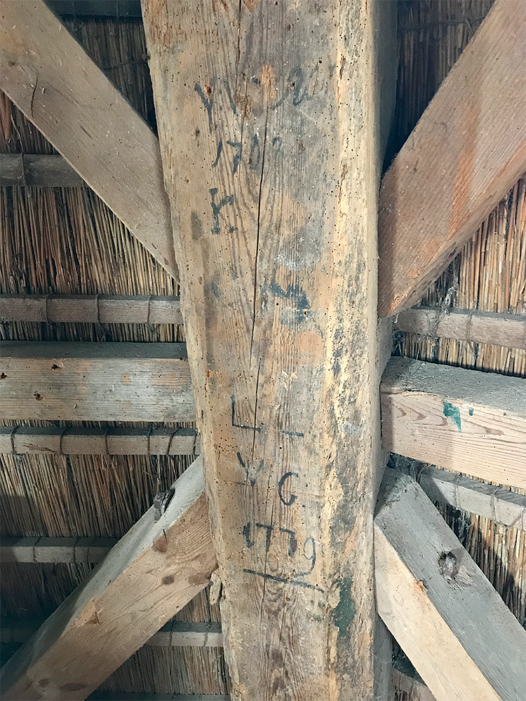 15, Molen 06490 De Korpershoek (Schipluiden), Toby de Kok (1-8-2017)Een van de achtkantstijlen met inscripties. | Database Nederlandse molens