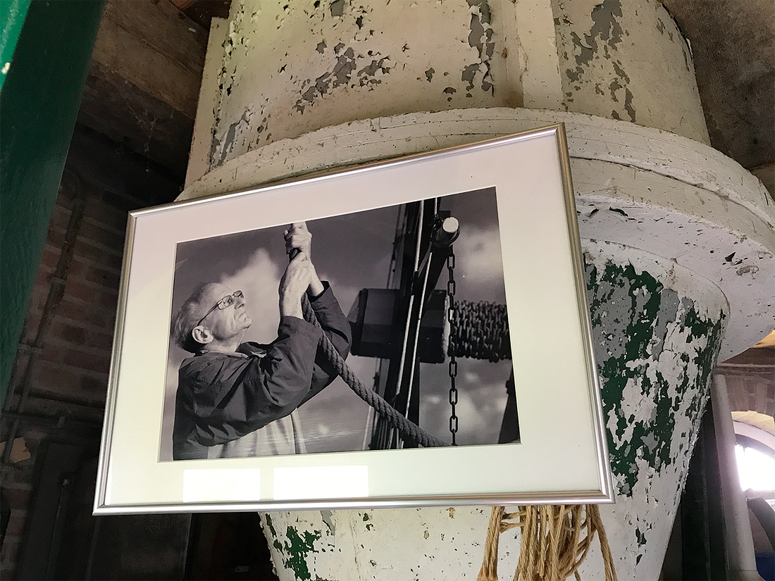 18, Molen 06490 De Korpershoek (Schipluiden), Toby de Kok (1-8-2017)De oude eigenaar/molenaar Gerard van Leeuwen op een van de mengketels. | Database Nederlandse molens