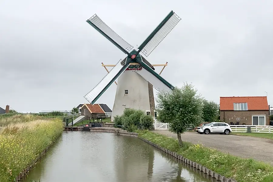 4, Molen 01540 Groeneveldse Molen (Schipluiden), Job de Groen (25-6-2022)De Groeneveldse molen in Schipluiden draaiend met 4 volle zeilen, met dit keer 4 witte zomerzeilen. | Database Nederlandse molens