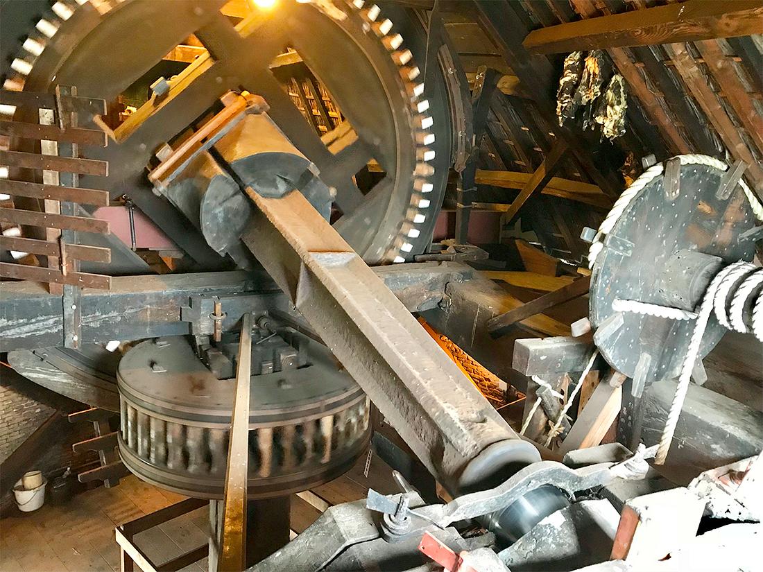 8, Molen 01540 Groeneveldse Molen (Schipluiden), Toby de Kok (23-3-2018)Een blik op een van de langste bovenassen van Nederland. | Database Nederlandse molens
