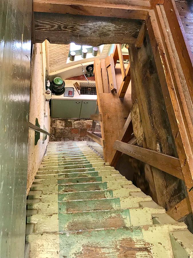 9, Molen 01540 Groeneveldse Molen (Schipluiden), Toby de Kok (23-3-2018)Doorkijkje vanaf de middenzolder naar de keuken. Halverwege zien we de halfzolder waar de meiden van het gezin vroeger sliepen. | Database Nederlandse molens