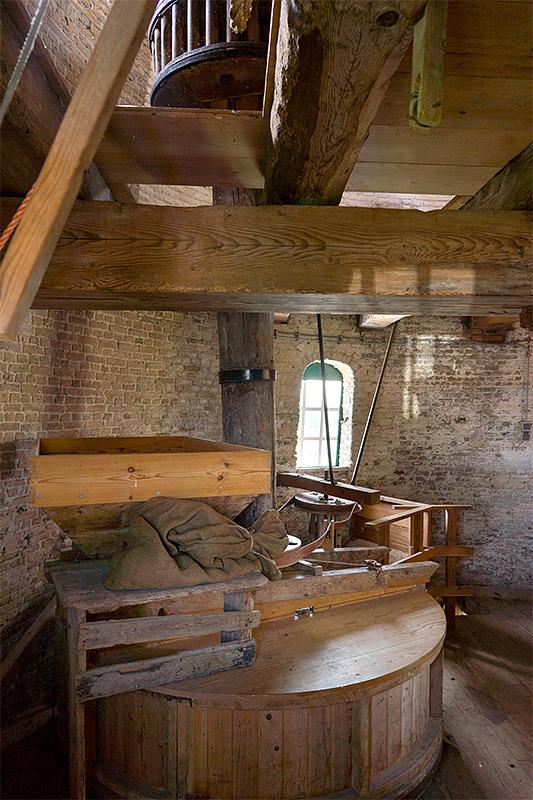 20, Molen 01887 De Korenbloem (Sommelsdijk), Marcel van Nies (24-4-2019)Eén van de drie koppels maalstenen. | Database Nederlandse molens