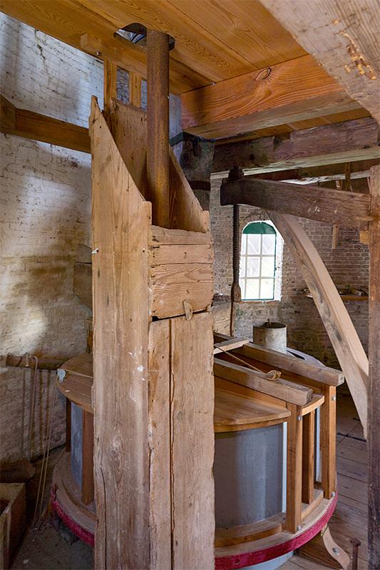 24, Molen 01887 De Korenbloem (Sommelsdijk), Marcel van Nies (24-4-2019)De spil die de buil onderin de molen aandrijft. Dit is tevens de spil (geweest) die het mogelijk maakt(e) om het spoorwiel met de motor vanaf de begane grond aan te drijven, nadat enkele kammen uit het bovenwiel zijn genomen. | Database Nederlandse molens