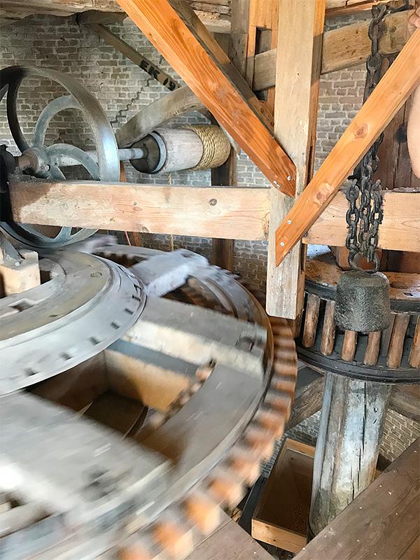 29, Molen 01887 De Korenbloem (Sommelsdijk), Toby de Kok (14-7-2018)Het spoorwiel, een van de steenschijflopen en het luiwerk. Dit alles bevindt zich op de zolder wat normaal gesproken een luizolder zou zijn. | Database Nederlandse molens