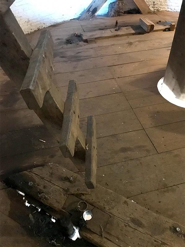 37, Molen 01887 De Korenbloem (Sommelsdijk), Toby de Kok (14-7-2018)De steenspillen van de molen zijn bijzonder lang en eindigen in de kapzolder. | Database Nederlandse molens