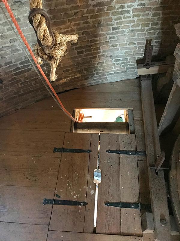 30, Molen 01887 De Korenbloem (Sommelsdijk), Toby de Kok (14-7-2018)Het afschietwerk en wederom de kleine luiluiken. | Database Nederlandse molens