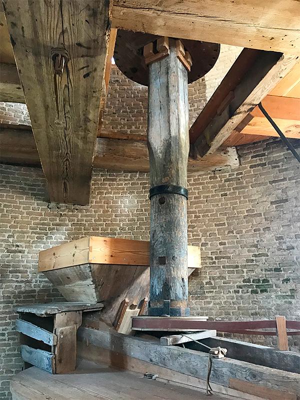 25, Molen 01887 De Korenbloem (Sommelsdijk), Toby de Kok (14-7-2018)Een van de steenspillen die tot aan de kapzolder komt. | Database Nederlandse molens