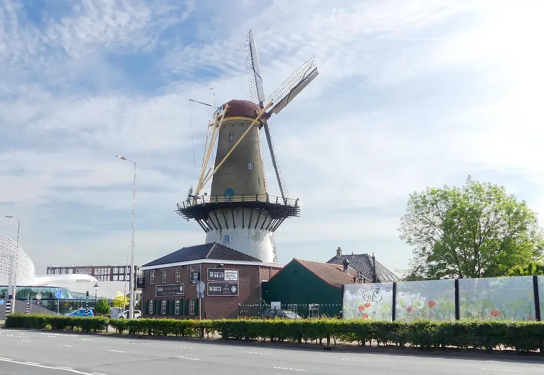 6, Molen 01913 Nooit Gedacht (Spijkenisse), Piet Glasbergen (18-5-2022)Het drukke punt (nauwelijks landschappelijke waarde) en het theater dat de aanleiding was tot de spectaculaire verhoging. | Database Nederlandse molens