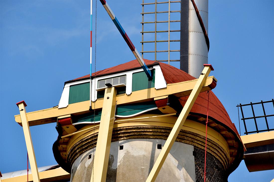 8, Molen 01913 Nooit Gedacht (Spijkenisse), Rob Pols (16-7-2015)De kap is tegenwoordig (weer) gedekt met rood icopal. | Database Nederlandse molens