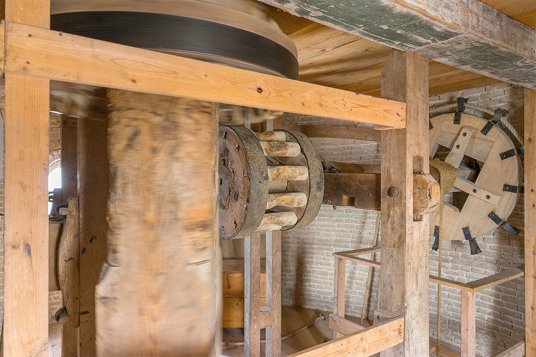 14, Molen 01901 Korenlust (Stellendam), Marcel van Nies (17-4-2017). Wederom het kammen op staven luiwerk | Database Nederlandse molens